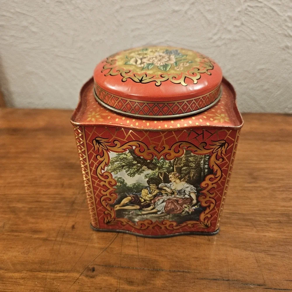 Vintage‎ Daher Tin Made In England EUC Red Floral Lovers Scenes